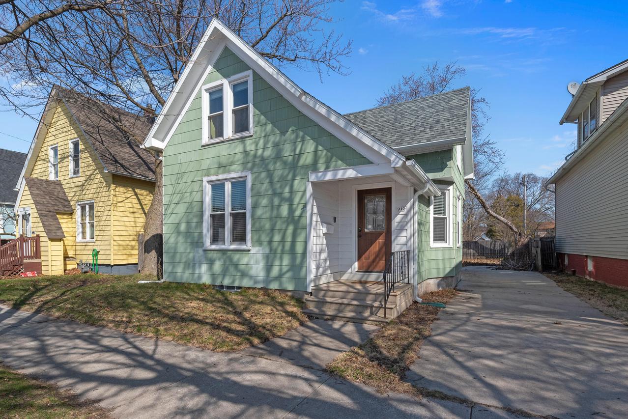 912 Clara Ave, Sheboygan, WI 53081