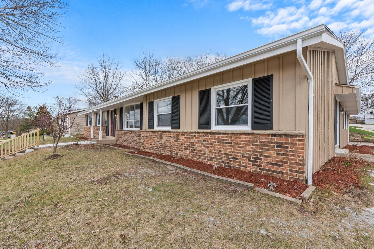 113 N Grandview Blvd, Waukesha, WI 53188