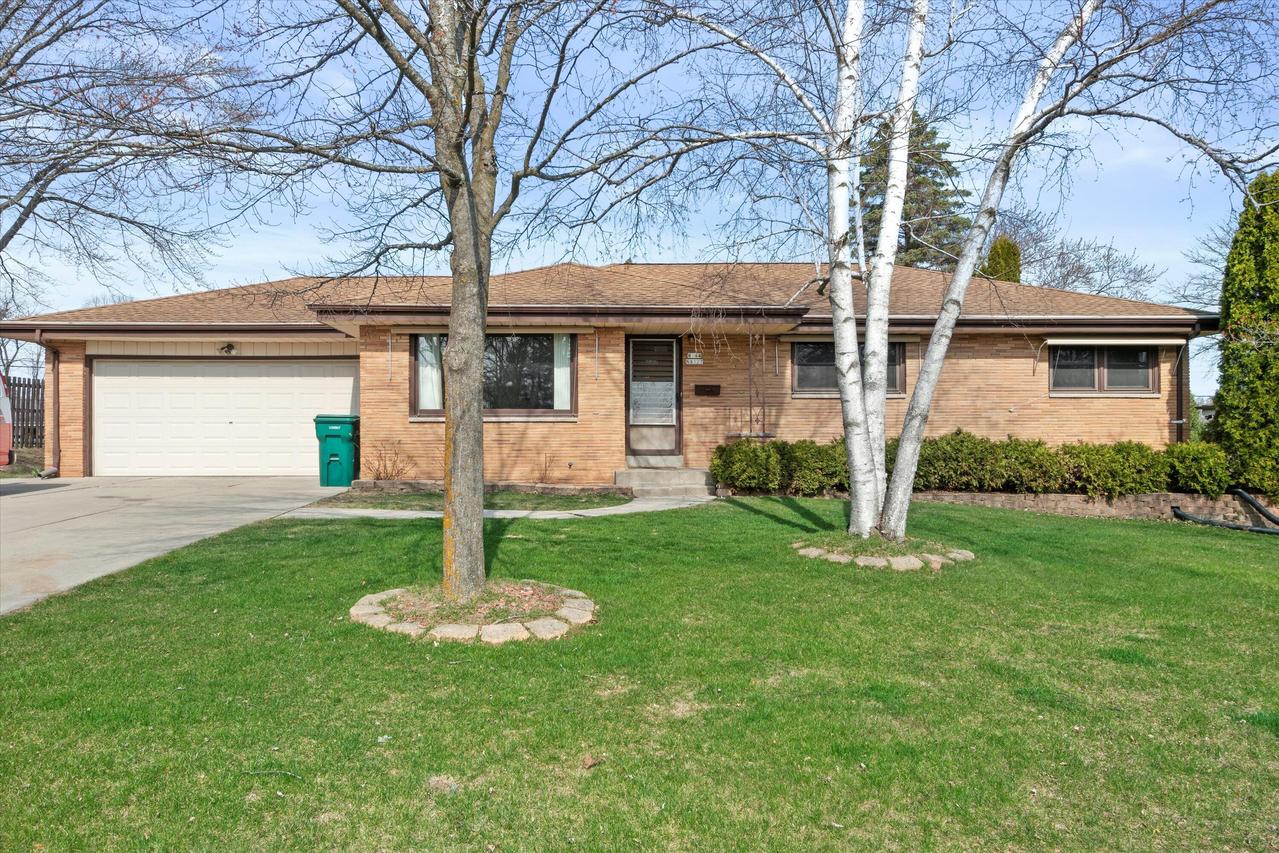 W144N8327 Macarthur Dr, Menomonee Falls, WI 53051