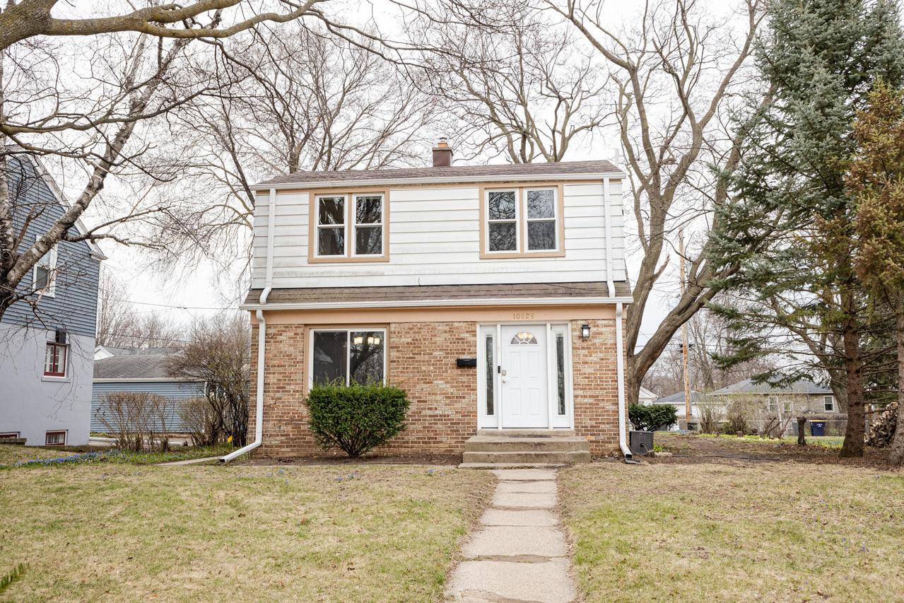 10525 W Manor Park, West Allis, WI 53227