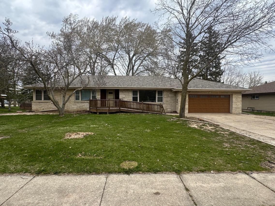 704 E Main St, Waterford, WI 53185