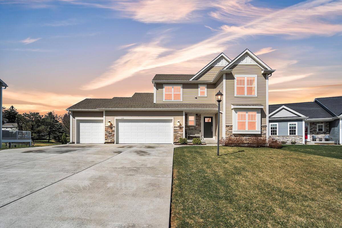 1090 Spruce Ct, Oconomowoc, WI 53066
