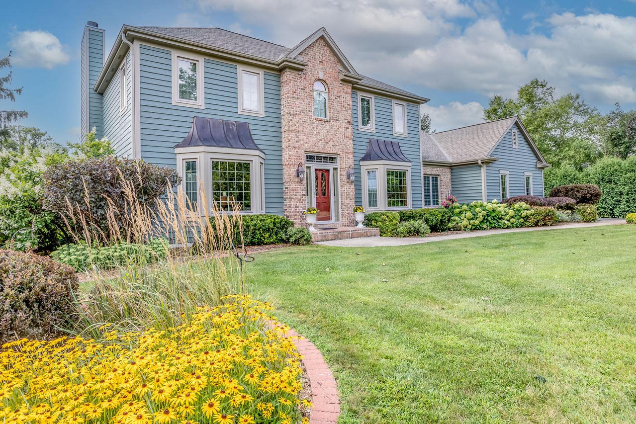 349 Wood Side Ct, Summit, WI 53066