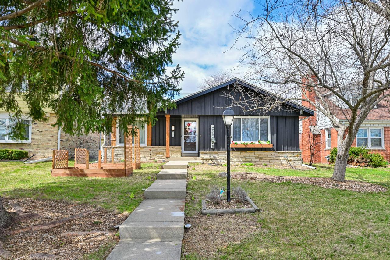 4339 N 99th St, Wauwatosa, WI 53222