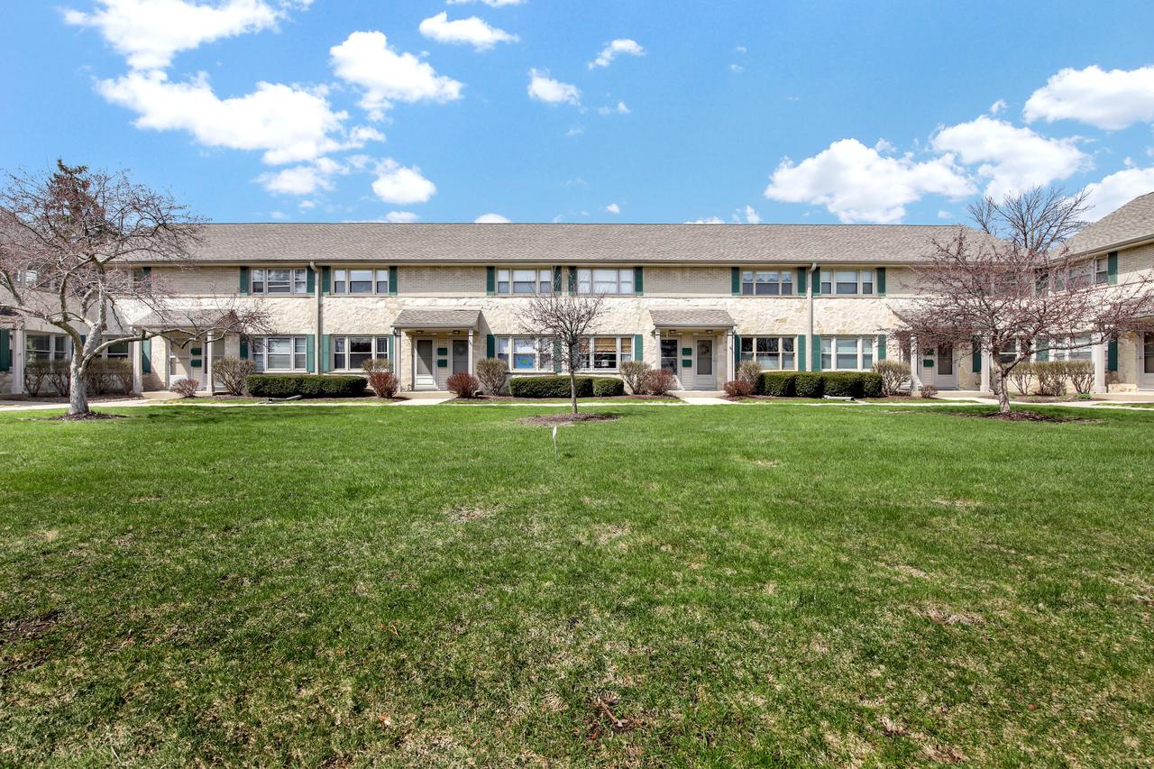 4919 N Santa Monica Blvd, Whitefish Bay, WI 53217