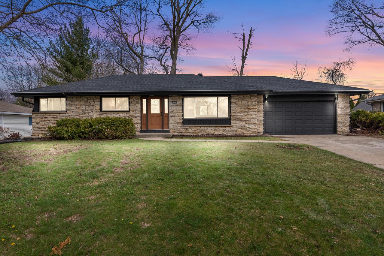 11120 W Abbott Ave, Hales Corners, WI 53130