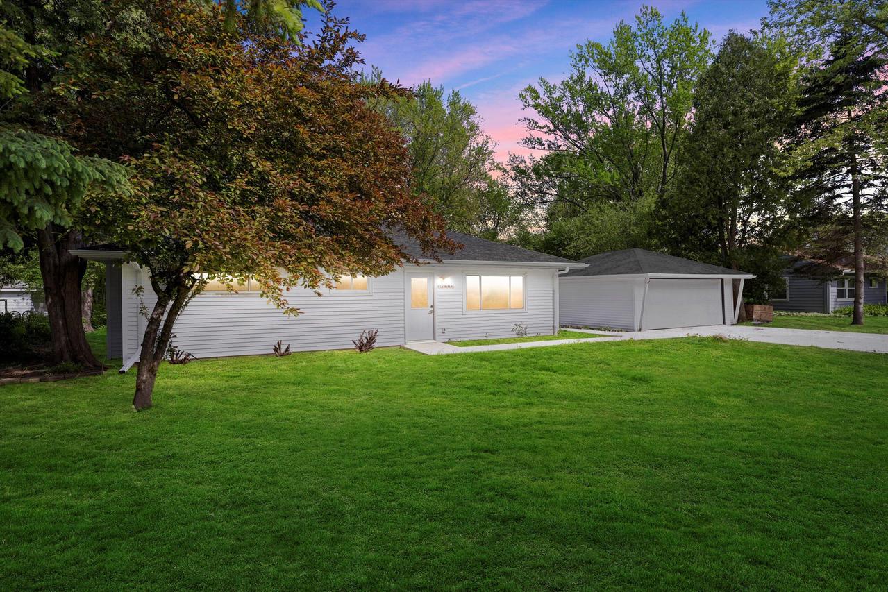 W160N9696 Colonial Dr, Germantown, WI 53022