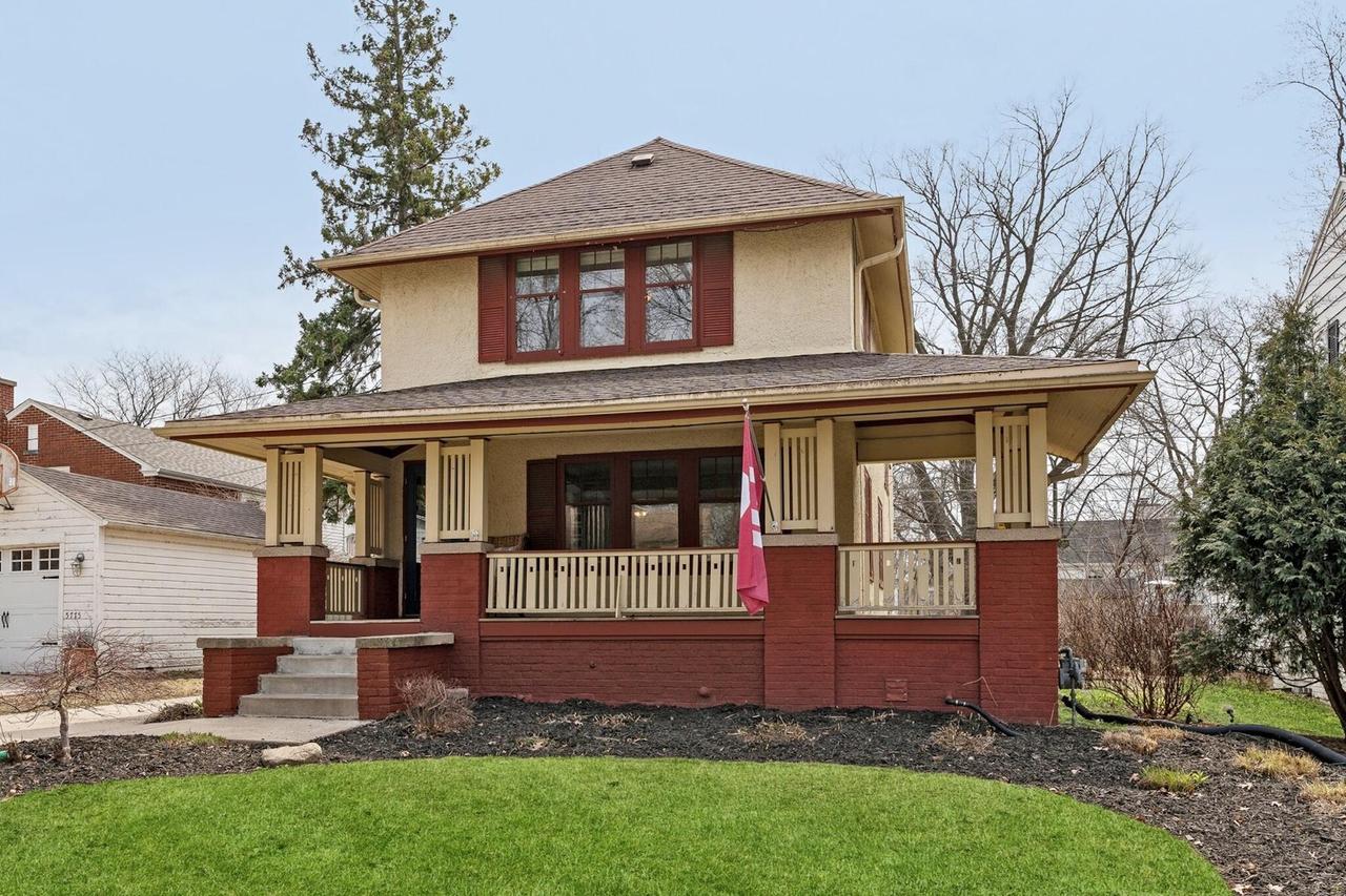 415 E Day Ave, Whitefish Bay, WI 53217