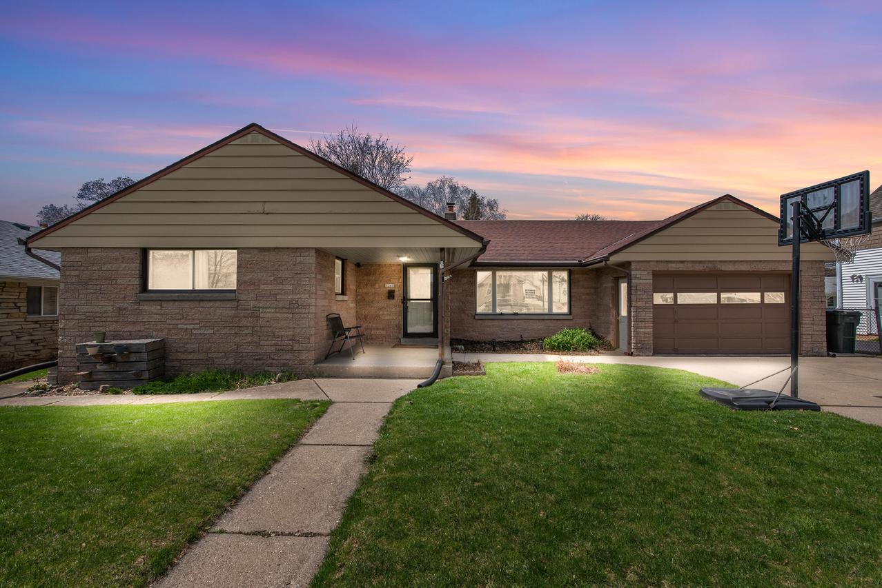 2347 S 98th St, West Allis, WI 53227