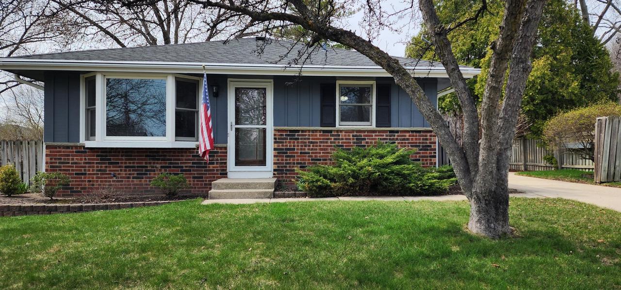 7535 S Lynhaven Dr, Oak Creek, WI 53154