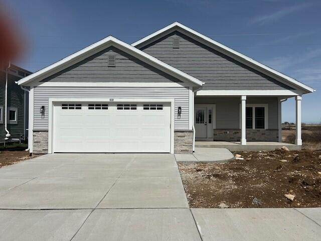 814 Skypark Dr, Hartford, WI 53027