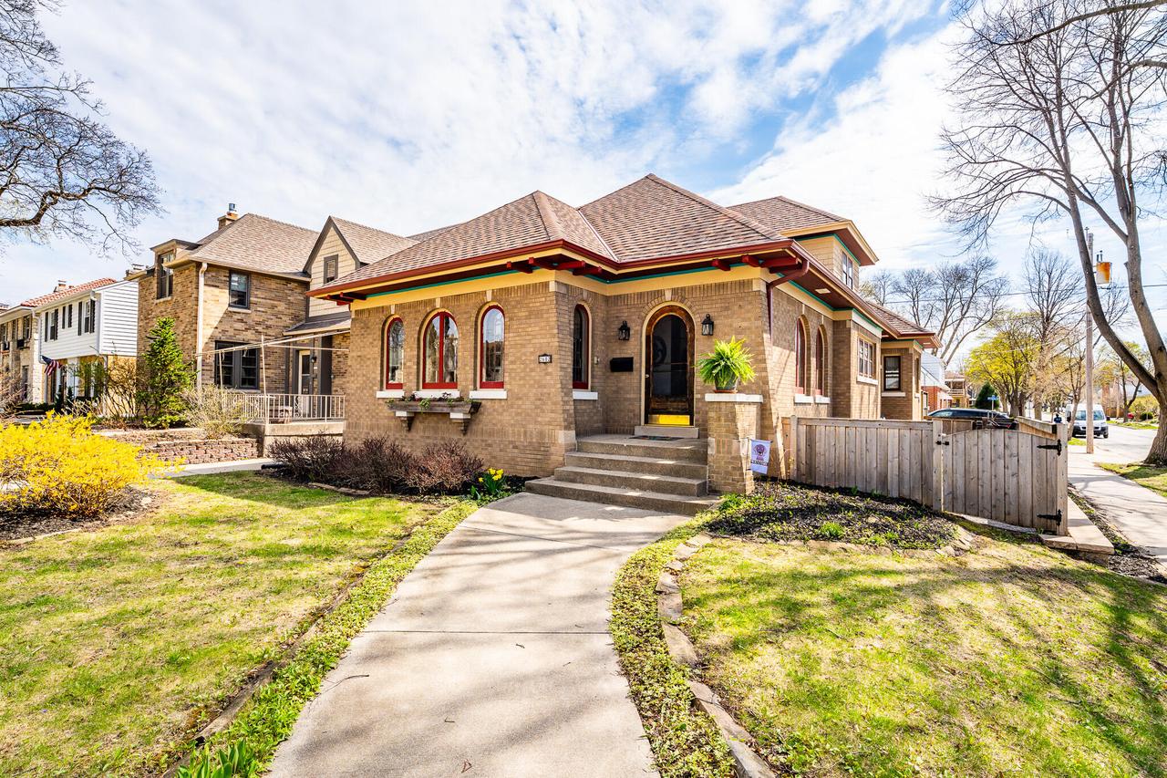 2602 N Lefeber Ave, Wauwatosa, WI 53213