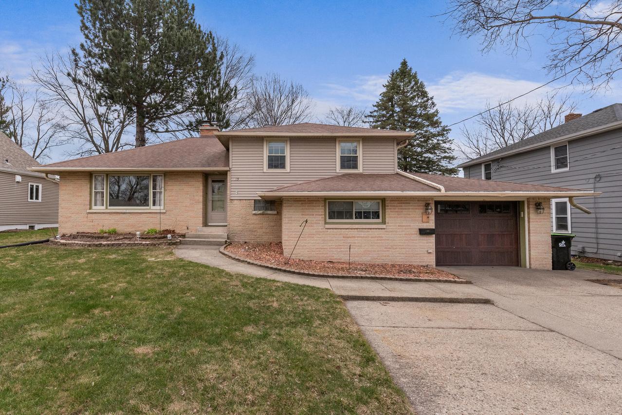 425 W Washington Ave, Hartford, WI 53027