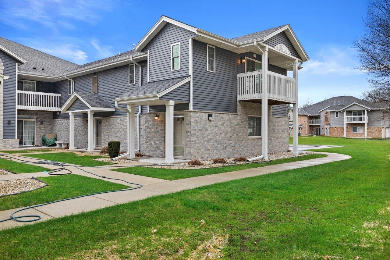 410 W Aspen Dr #12, Oak Creek, WI 53154