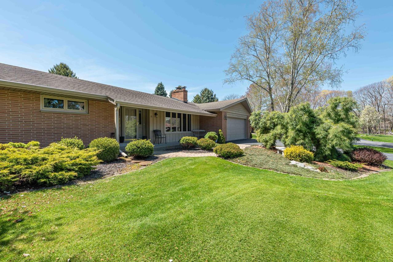 21 Jim Lin Ln, Wind Point, WI 53402