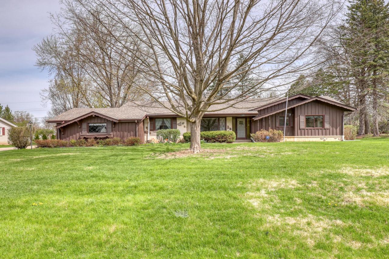 17420 Royalcrest Dr, Brookfield, WI 53045