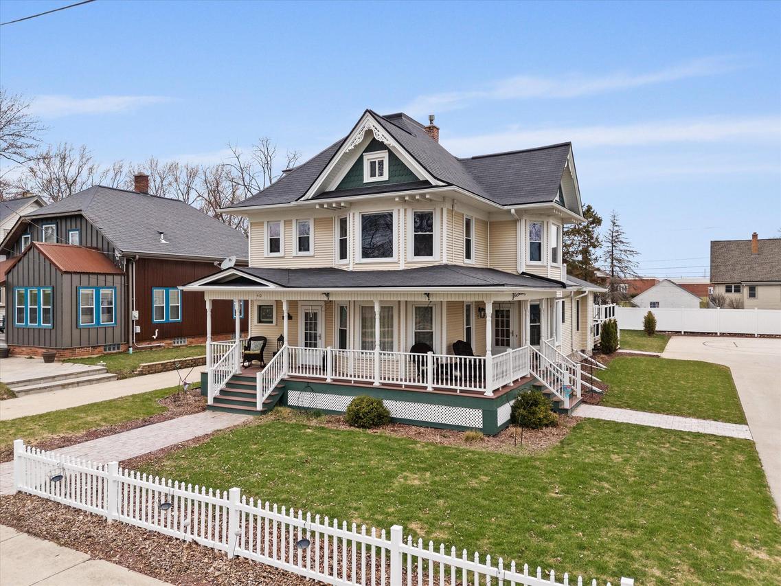 40 W Van Altena Ave, Cedar Grove, WI 53013