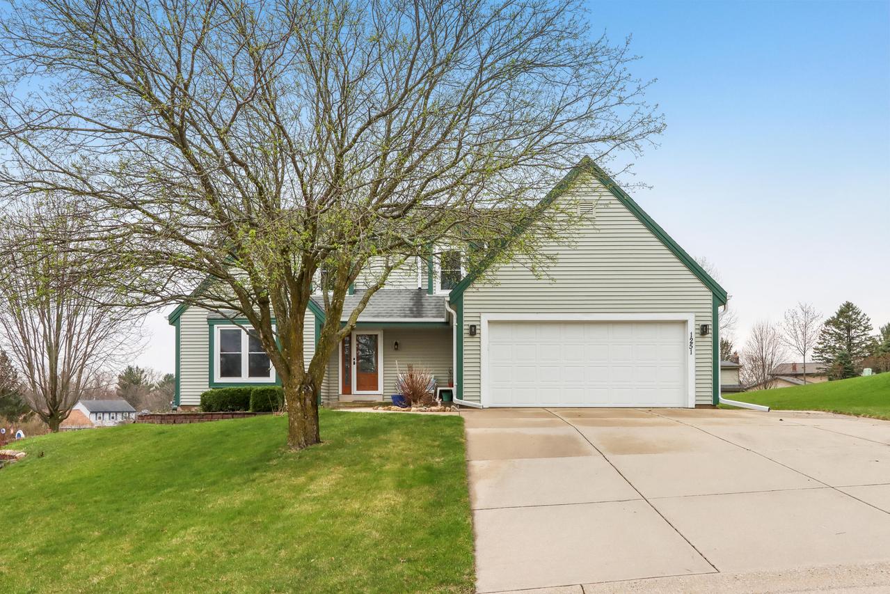 1251 Riverton Dr, Mukwonago, WI 53149