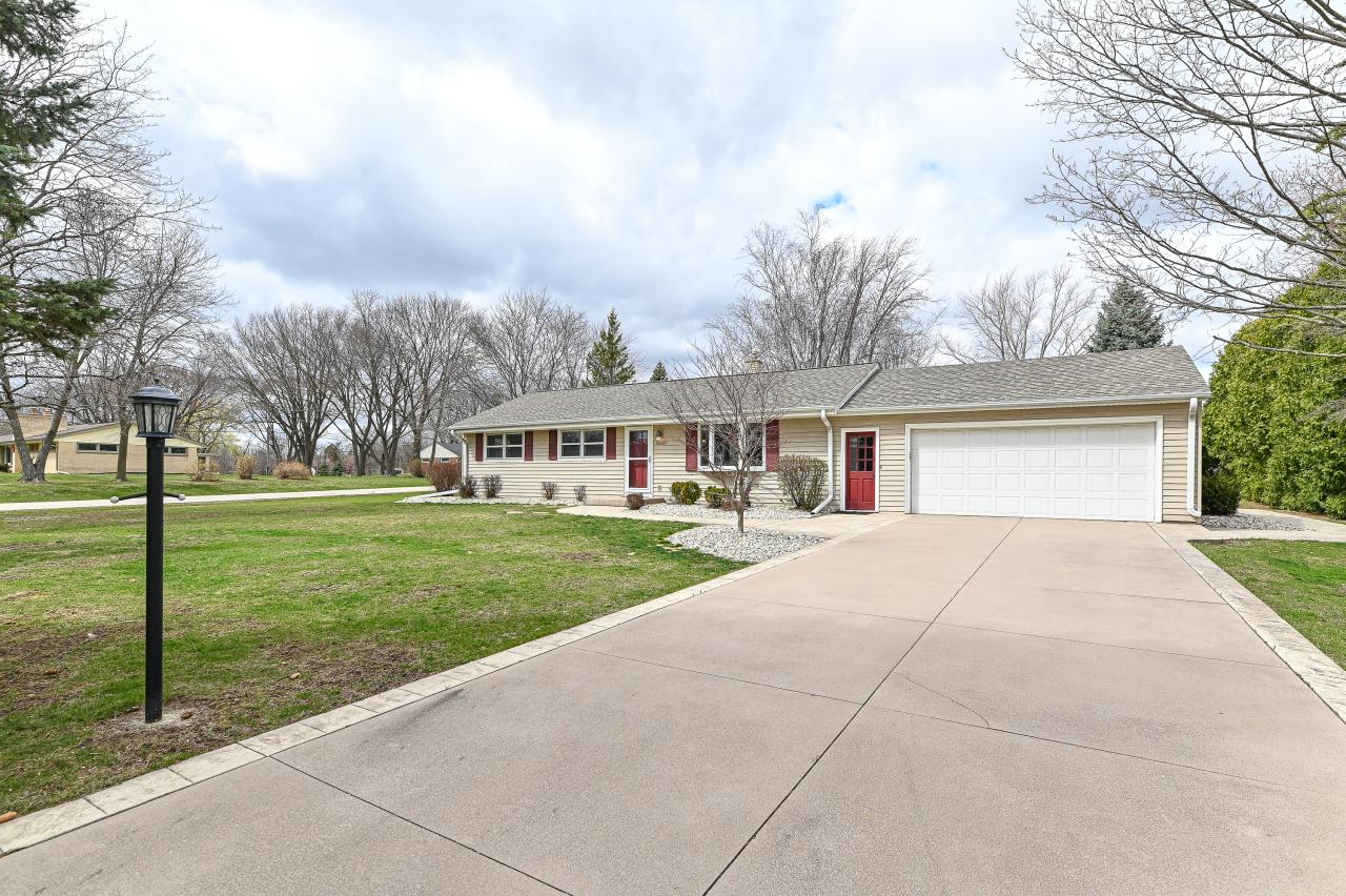 16660 Golf Pkwy, Brookfield, WI 53005