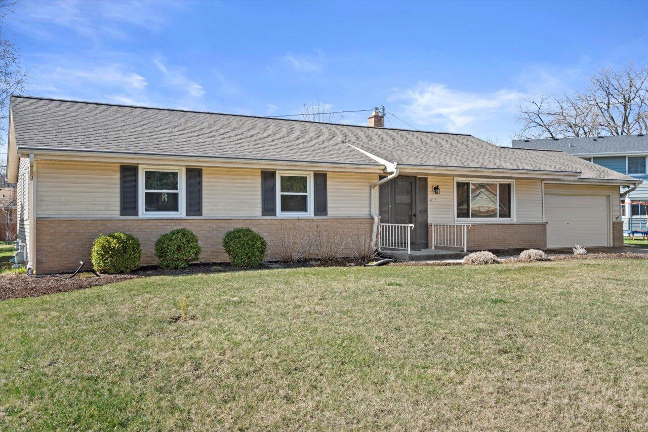 1213 W Glen River, Glendale, WI 53217