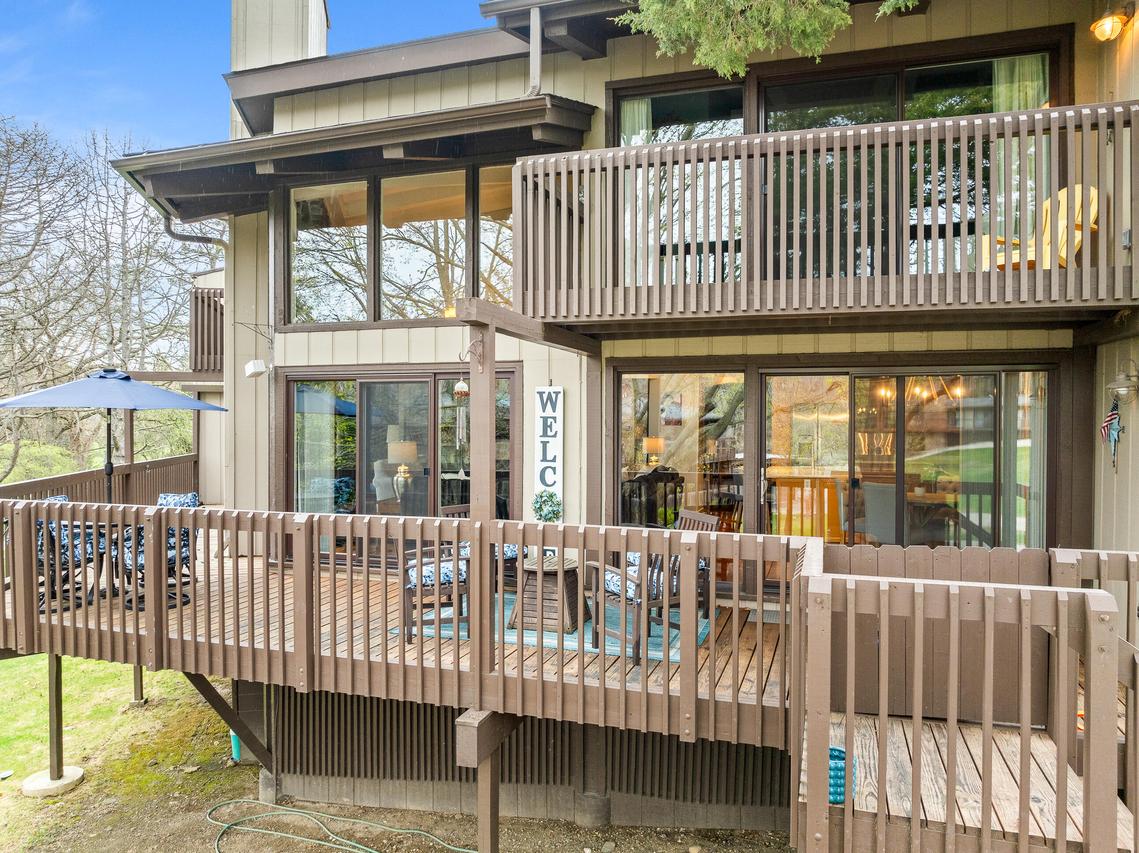 880 W Windsor Dr #J1, Fontana, WI 53125