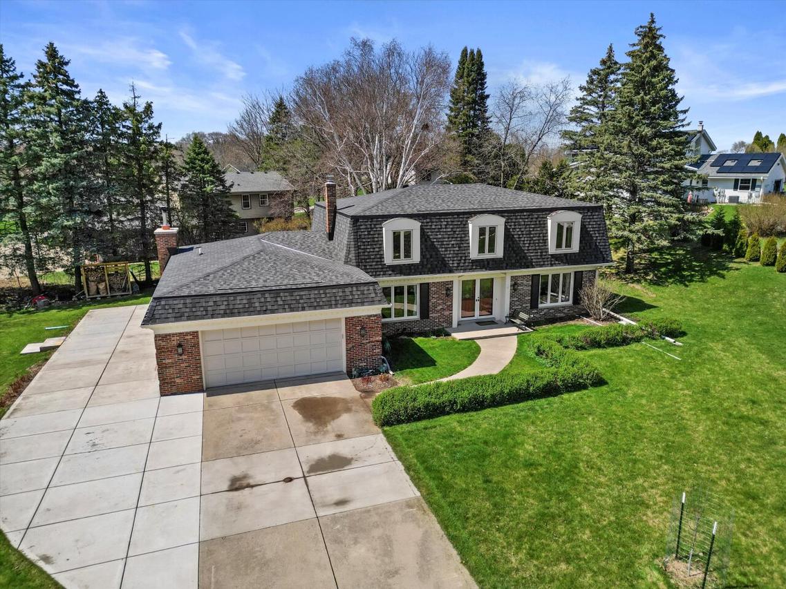 1085 Thornridge Ct, Brookfield, WI 53045