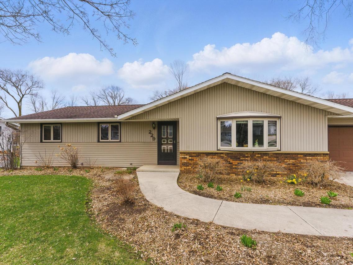 229 Moraine Dr, Elkhart Lake, WI 53020