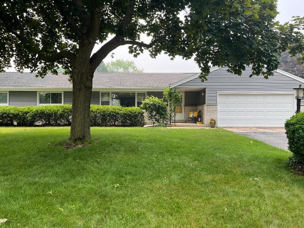 12113 N Ridge Trl, Hales Corners, WI 53130