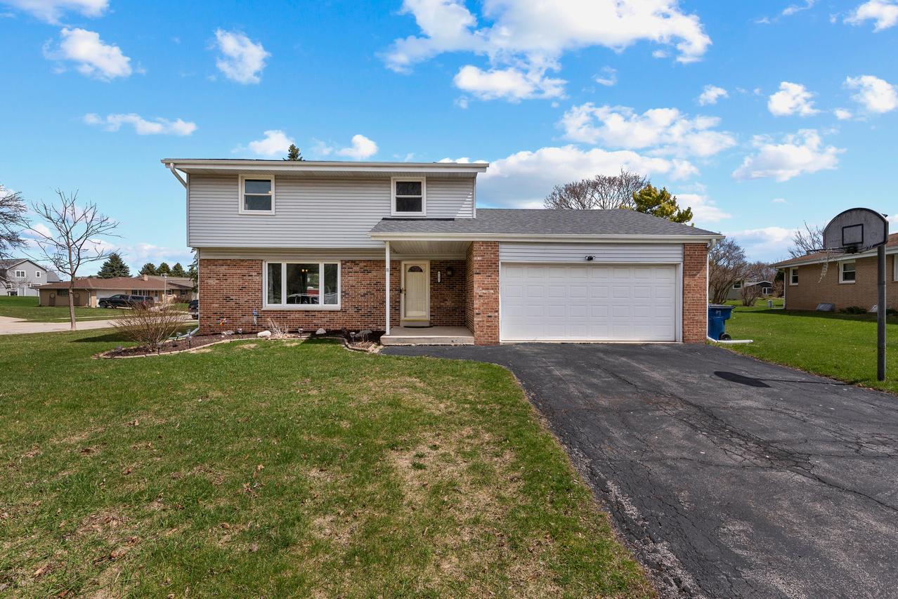 8102 S Mona Ct, Oak Creek, WI 53154