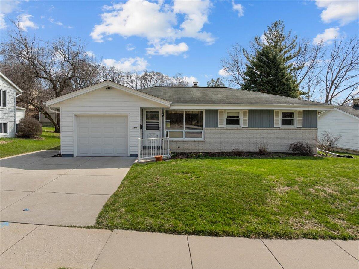 1427 N 12th Ave, West Bend, WI 53090