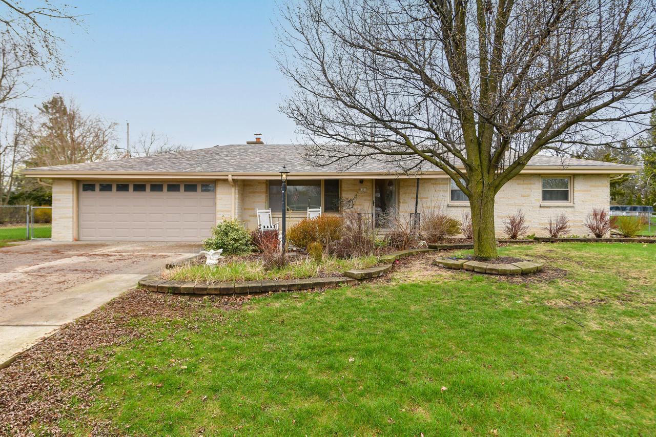 8181 S Woodridge Dr, Oak Creek, WI 53154