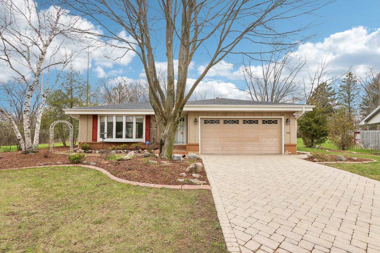 5550 Lakeview Dr, Greendale, WI 53129