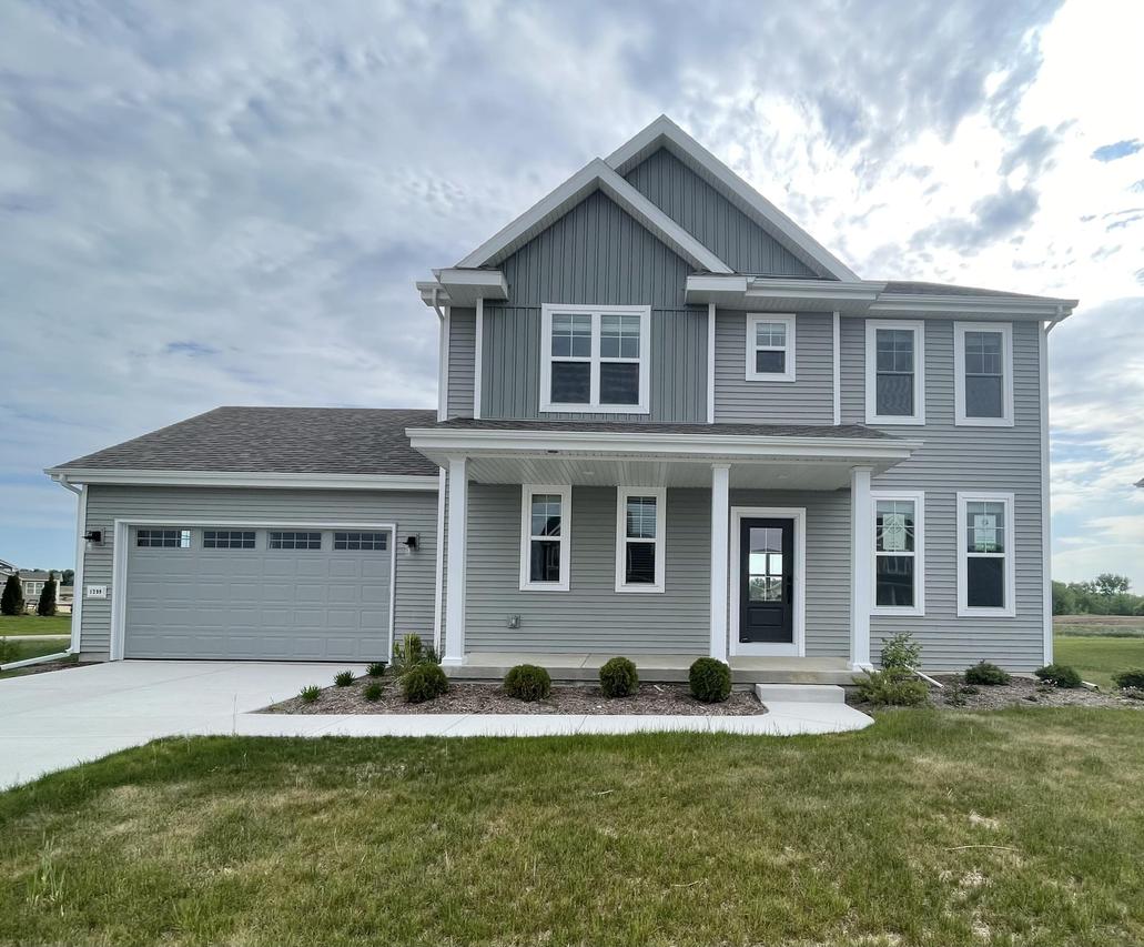 1299 Arrowood Cir, Oconomowoc, WI 53066