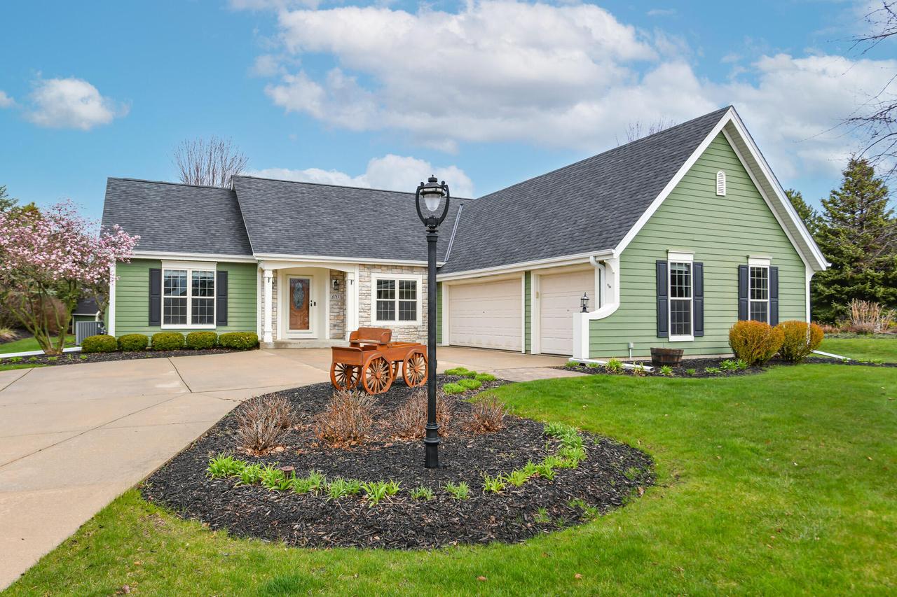 8715 S Eagle Ct, Oak Creek, WI 53154