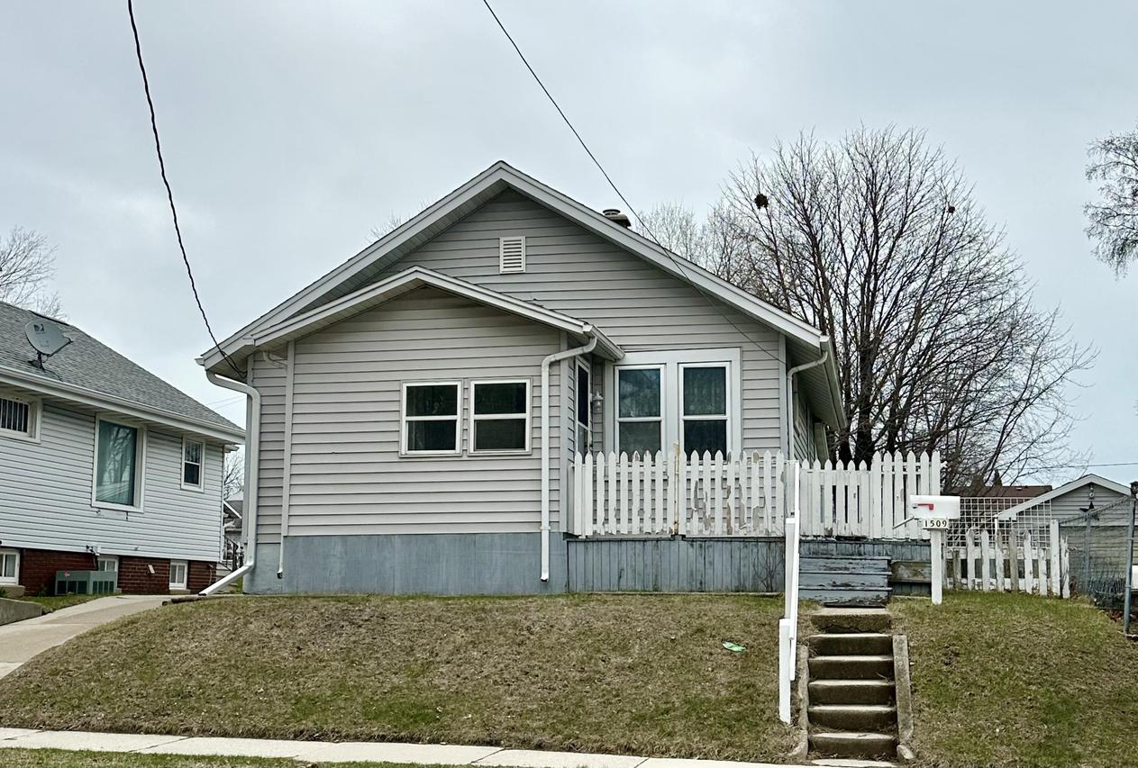 1509 S 14th St, Manitowoc, WI 54220