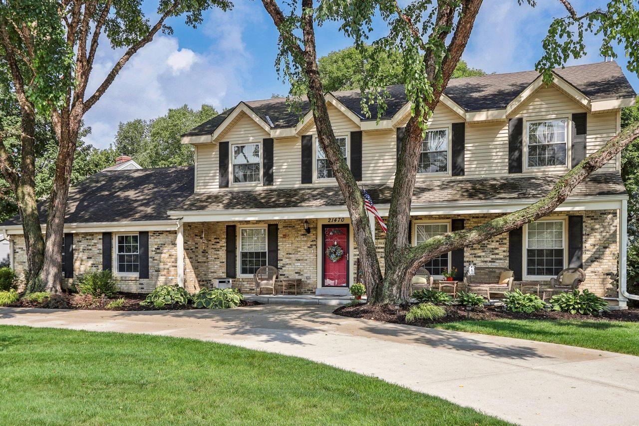 21470 Cambridge Cir, Brookfield, WI 53045