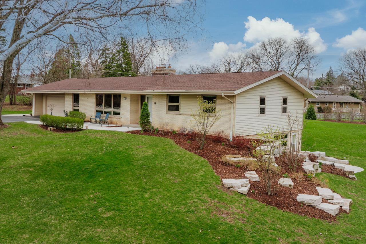 15965 Raven Rock Rd, Brookfield, WI 53005