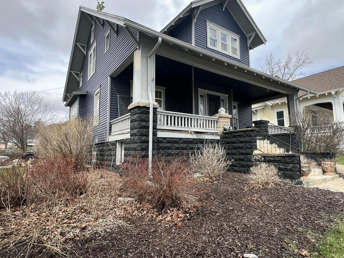 104 N Iowa St, Mineral Point, WI 53565