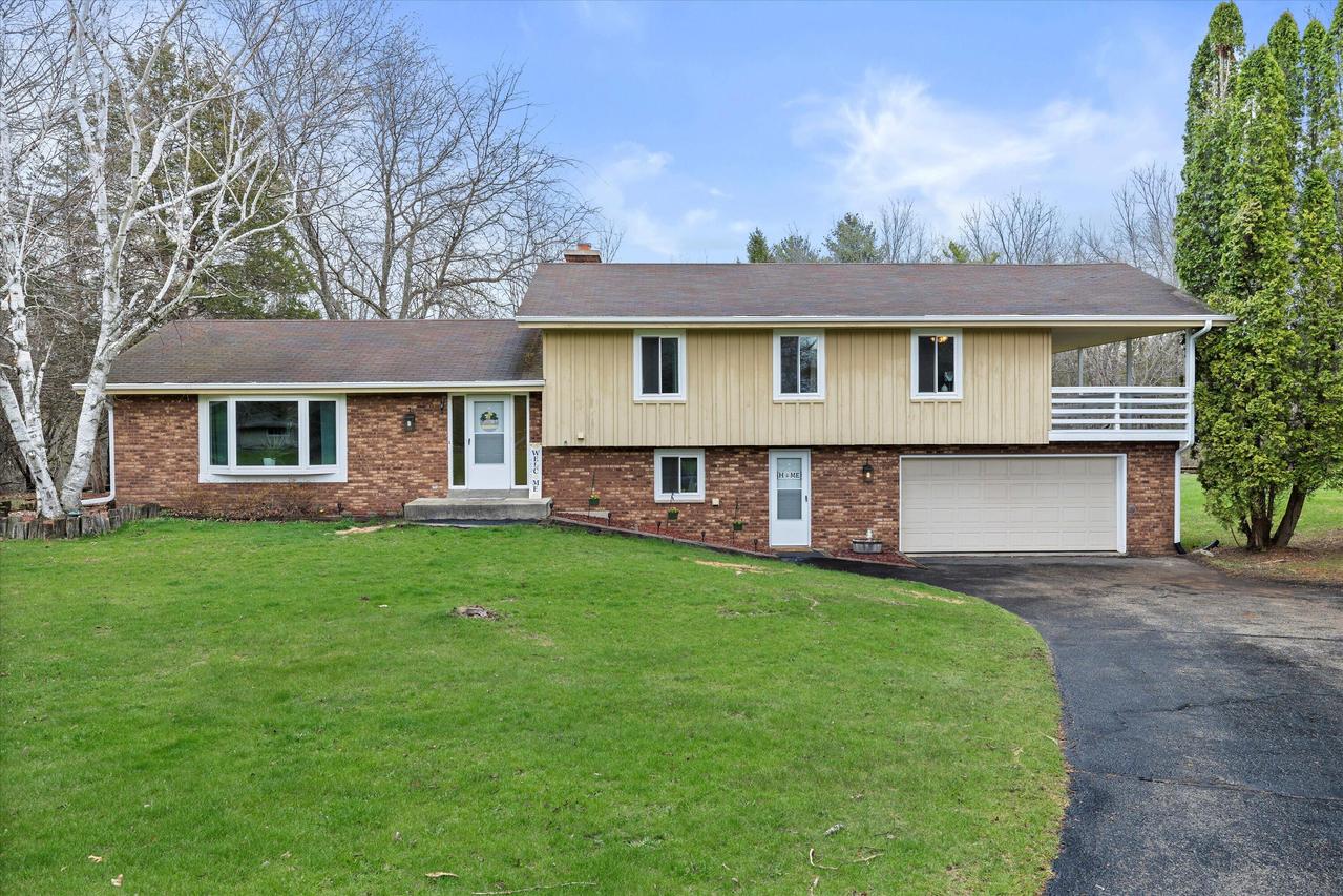 116 S Oakshire Dr, Summit, WI 53066