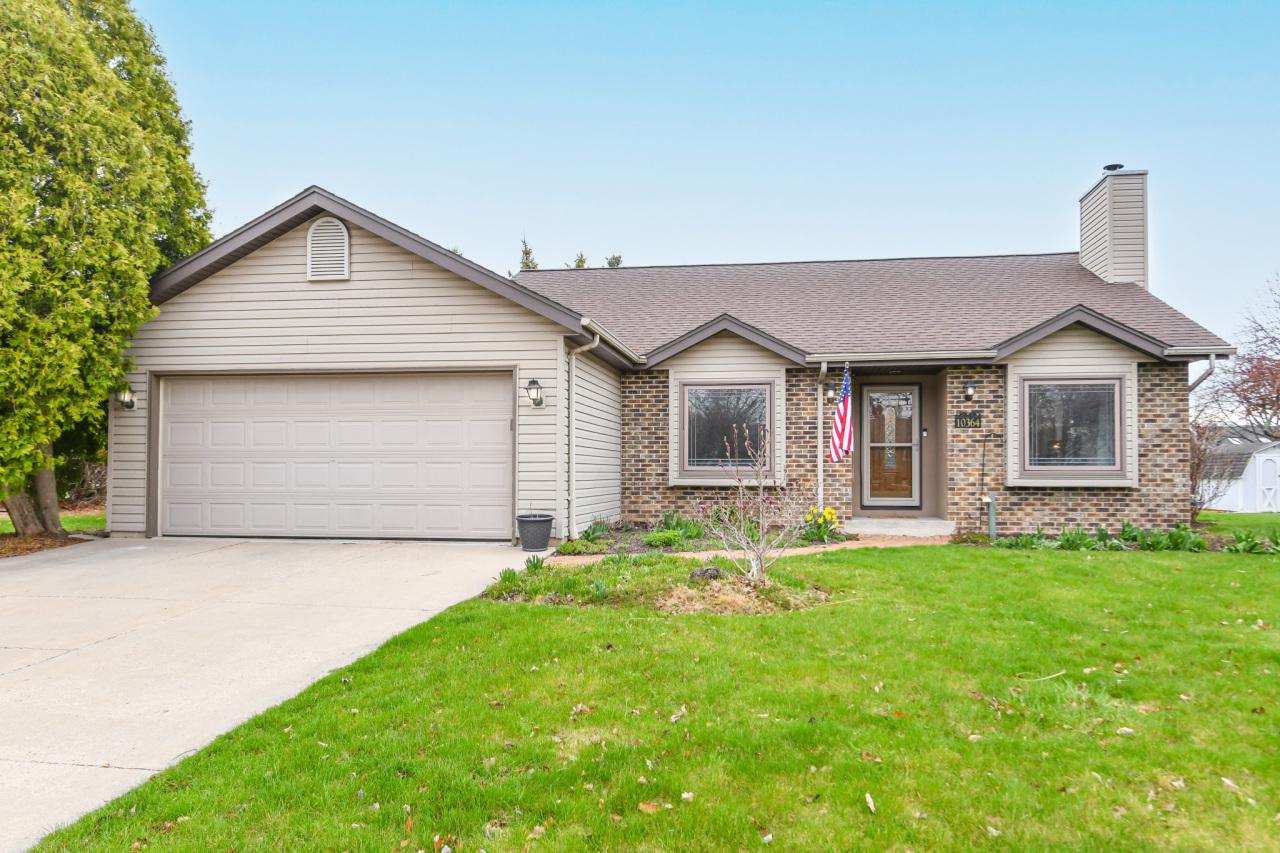 10364 S Hobby Ln, Oak Creek, WI 53154