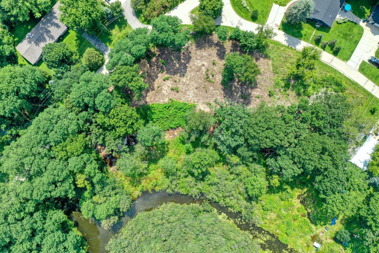 Lt1A Lalumiere Rd #1B South, Oconomowoc Lake, WI 53066