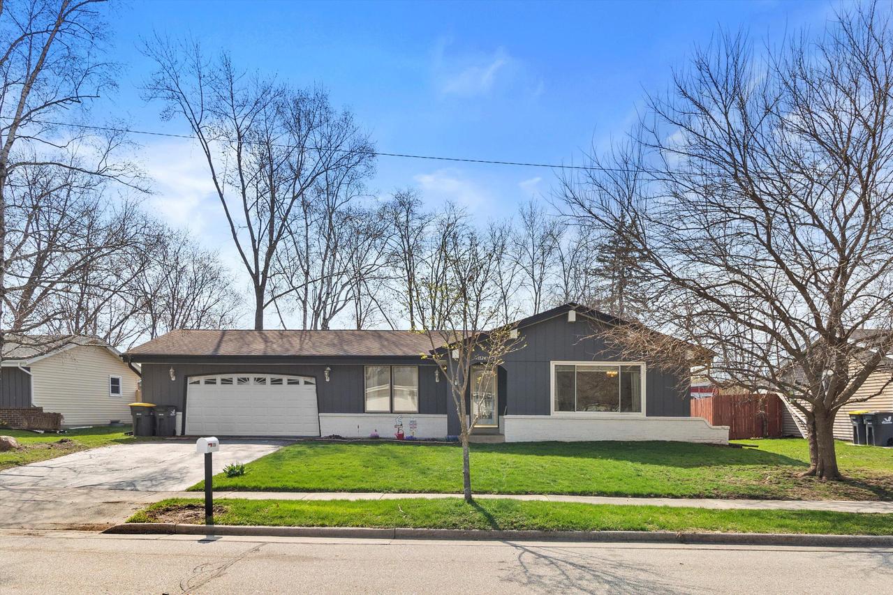 1724 Cottonwood Dr, Waukesha, WI 53189