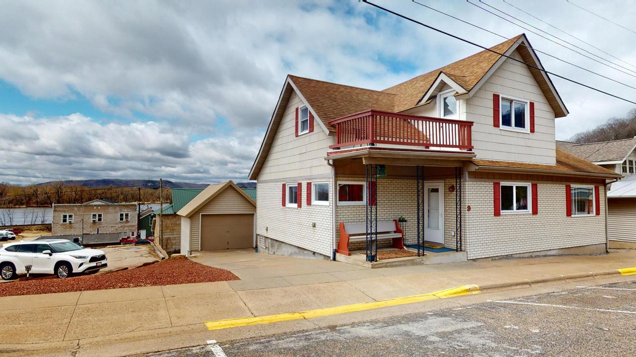 9 N Hill St, Fountain City, WI 54629