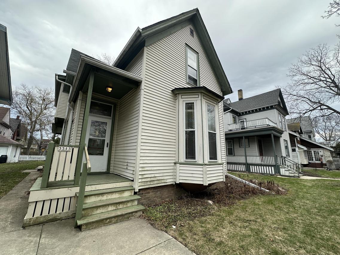 3313 W Kilbourn Ave, Milwaukee, WI 53208