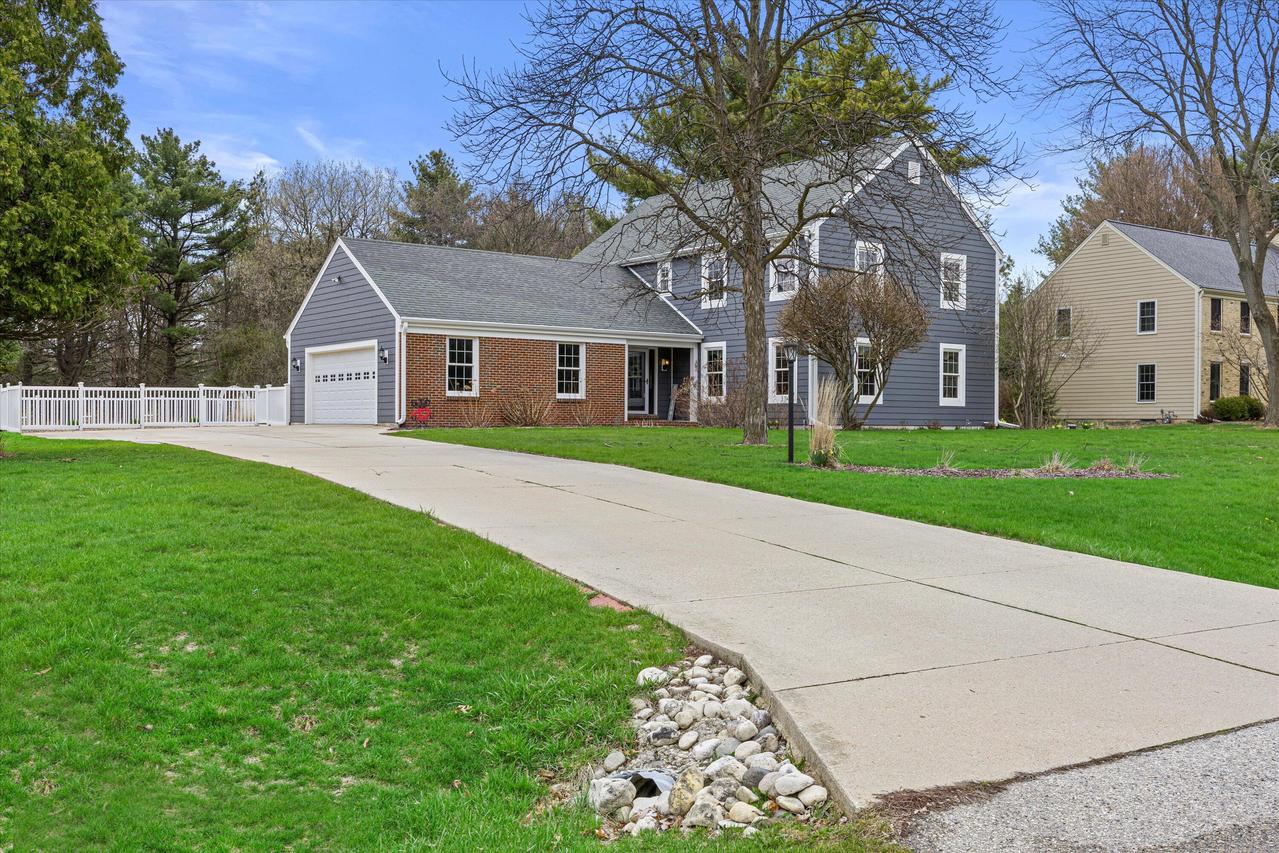 259 Fieldstone Rd, Delafield, WI 53018