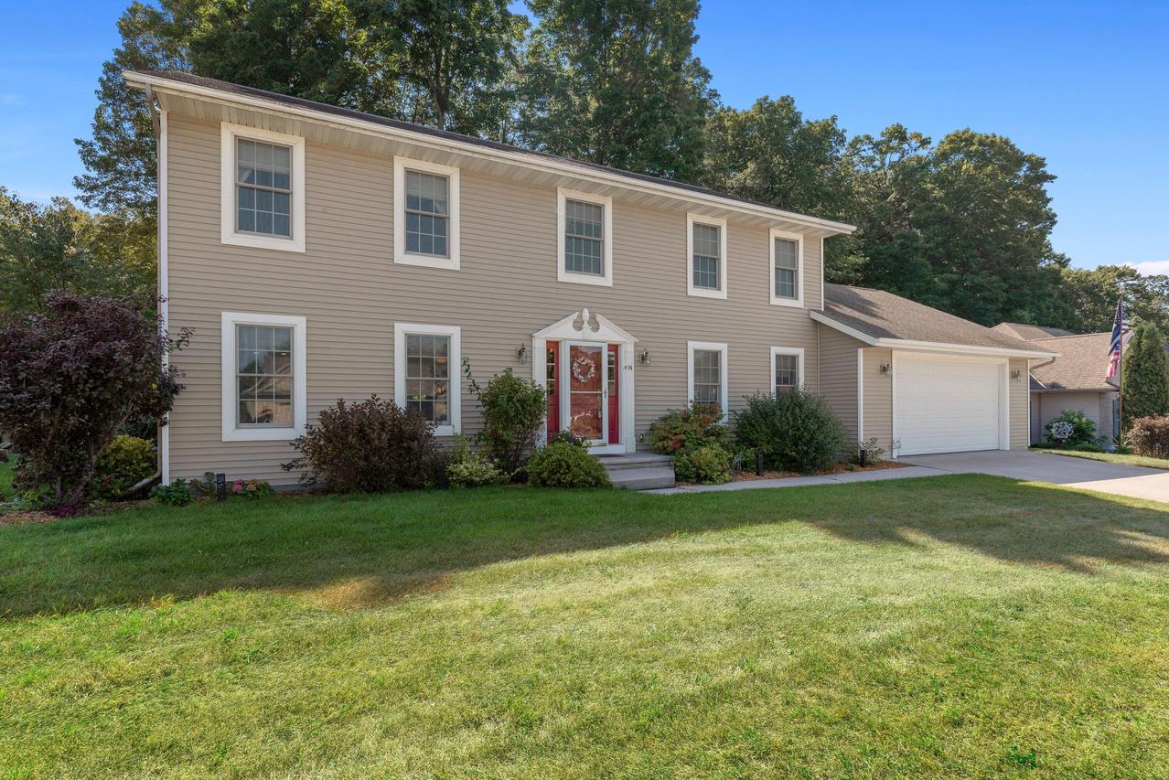94 King Oak Ct, Random Lake, WI 53075