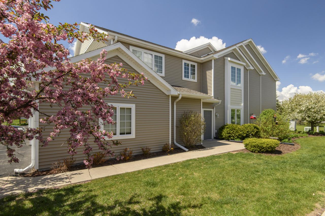 770 Bridlewood Dr #6104 F, Hartford, WI 53027