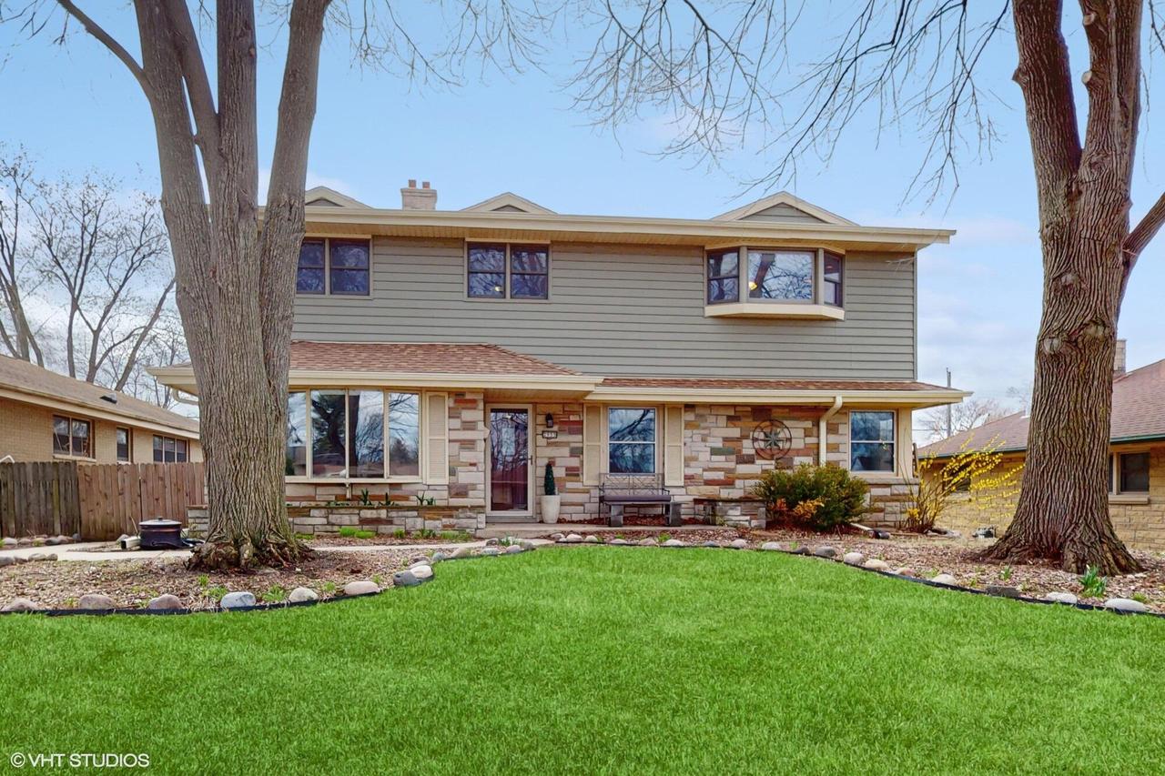 2955 S 93rd St, West Allis, WI 53227