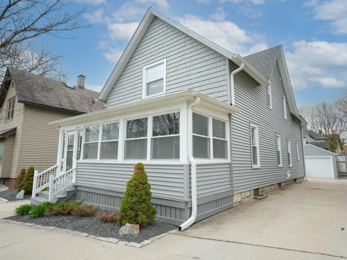 1367 N 72nd St, Wauwatosa, WI 53213