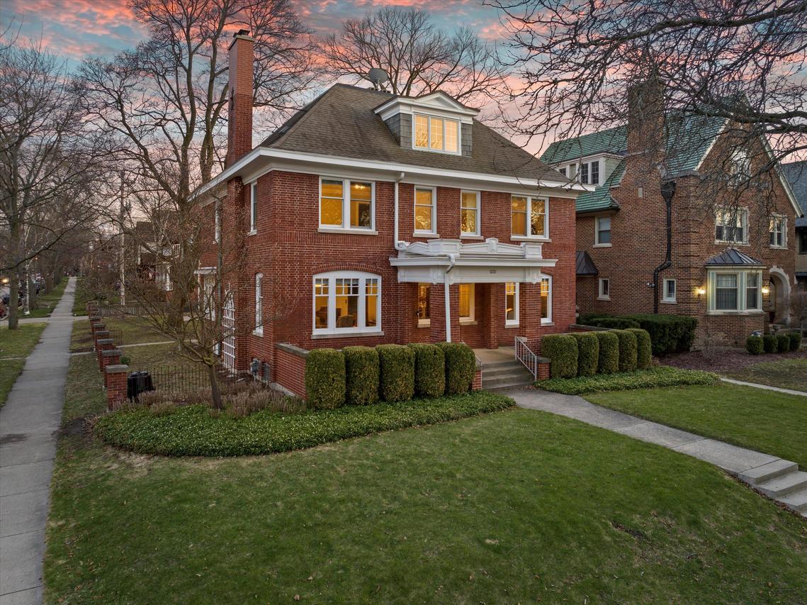 2331 E Newberry Blvd, Milwaukee, WI 53211
